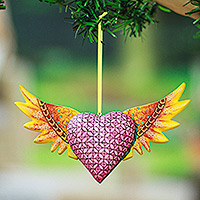 Alebrije-Ornament aus Holz, „Gelbe Flügel des Herzens“ – Handbemaltes geflügeltes Herzornament aus Kopalholz in Gelb