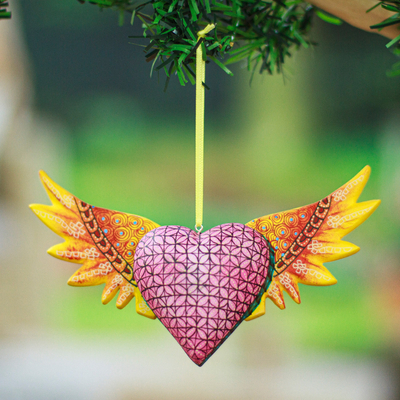 Alebrije-Ornament aus Holz - Handbemaltes geflügeltes Herzornament aus Copalholz in Gelb