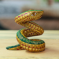 Figura de alebrije de madera, 'Amber Hiss' - Figura de serpiente Alebrije de madera de copal ámbar pintada a mano