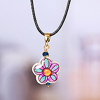 Collar colgante de howlita con detalles en oro, 'Kindness Bloom' - Collar con colgante de howlita floral con detalles en oro en tonos rosados