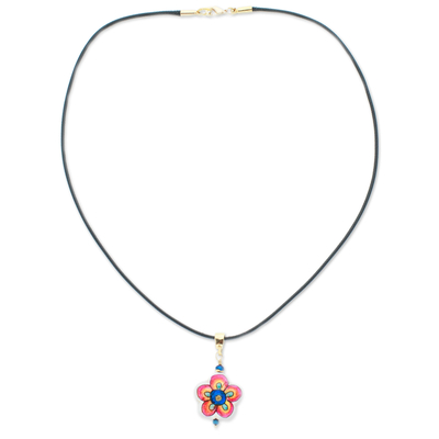 Halskette mit Howlith-Anhänger mit Goldakzent, „Diversity Bloom“ – Halskette mit Howlith-Anhänger mit Goldakzent und Blumenmuster in lebendigem Farbton