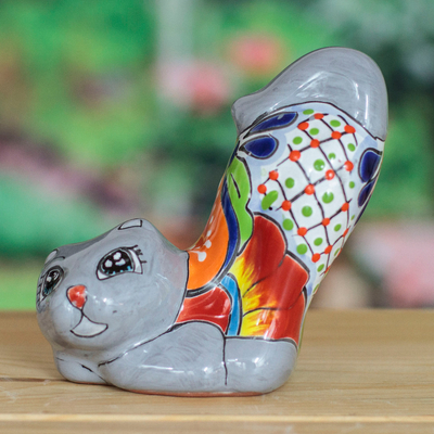 Keramikfigur - Handgefertigte Katzenfigur aus grauer Keramik mit Hacienda-Motiv