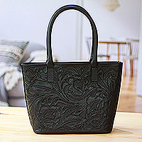 Umhängetasche aus Leder, „Dark Floral Artistry“ – Schwarze geprägte Umhängetasche mit Reißverschlusstaschen