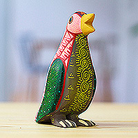 Escultura de alebrije de madera, 'Antártida Verde' - Escultura Alebrije de Pingüino de Madera de Copal Pintada de Rojo y Verde