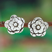 Pendientes de botón de plata de ley - Pendientes de botón de plata de ley con diseño floral muy pulido