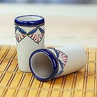 Tazas de tequila de cerámica, 'Talavera Flourish' (par) - Par de tazas de tequila de cerámica estilo Talavera pintadas a mano