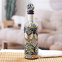 Keramik-Dekanter, „The Delight of the Hacienda“ – Bemalter Keramik-Dekanter mit Hacienda-Motiv aus Oliven- und Indigoblau