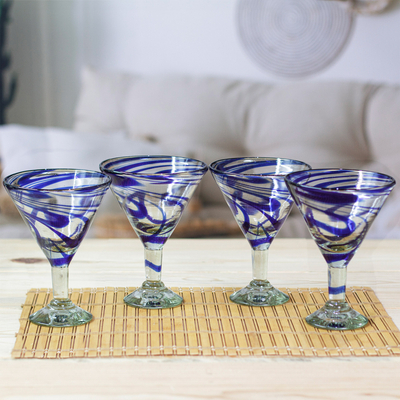 Handgeblasene Martini-Gläser aus recyceltem Glas (4er-Set) - Umweltfreundliches Set aus 4 mundgeblasenen blauen Swirl-Martini-Gläsern