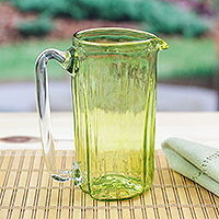 Mundgeblasener Krug aus recyceltem Glas, „Gartenentspannung in Zitrone“ – mundgeblasener, umweltfreundlicher Krug aus recyceltem Glas in Grün