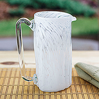Mundgeblasener Krug aus recyceltem Glas, „Garden Relaxation in White“ – Mundgeblasener, umweltfreundlicher Krug aus recyceltem Glas in Weiß
