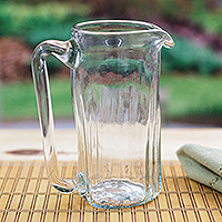 Krug aus mundgeblasenem Recyclingglas, „Gartenentspannung“ – mundgeblasener, umweltfreundlicher Krug aus Recyclingglas aus Mexiko