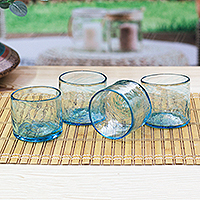 Mundgeblasene Saftgläser aus recyceltem Glas, „Garden Relaxation in Blue“ (4er-Set) – 4 mundgeblasene, umweltfreundliche blaue Saftgläser aus recyceltem Glas