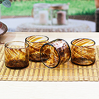 Mundgeblasene Saftgläser aus recyceltem Glas, „Amber Relaxation“ (4er-Set) – 4 mundgeblasene braune Saftgläser aus recyceltem Glas aus Mexiko