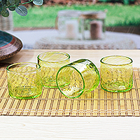 Mundgeblasene Saftgläser aus recyceltem Glas, „Lime Relaxation“ (4er-Set) – 4 mundgeblasene, umweltfreundliche grüne Saftgläser aus recyceltem Glas