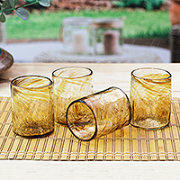 Mundgeblasene Saftgläser aus recyceltem Glas, „Garden Relaxation in Amber“ (4er-Set) – 4 mundgeblasene, umweltfreundliche Saftgläser aus recyceltem Bernsteinglas