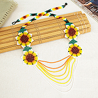 Perlen-Wasserfall-Halskette, „Eye-Catching Flowers“ – Wasserfall-Perlen-Huichol-Halskette mit Blumenmotiv und Strängen