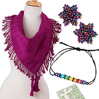 Kuratiertes Geschenkset „Purple Goddess“ – Handgefertigtes Geschenkset aus Baumwollschal und Perlenschmuck