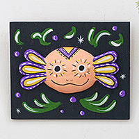 Keramik-Wandkunst, „Heilender Freund in Amethyst“ – handbemalte Amethyst-Keramik-Wandkunst mit Blatt-Axolotl-Thema