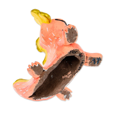 estatuilla de ceramica - Figura de ajolote de cerámica de salmón y vara de oro pintada a mano