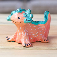 Keramikfigur „Joyous in Mint“ – handbemalte Axolotl-Figur aus Keramik in Mint und Lachs