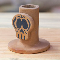 Keramik-Kerzenhalter, „Bony Illumination“ – handbemalter Keramik-Kerzenhalter mit Totenkopf-Motiv aus Mexiko