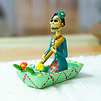 Keramikfigur „River Catrina in Mint“ – Handbemalte Catrina auf einem Boot aus Keramik in Minttönen