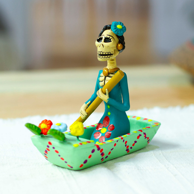 Estatuilla de cerámica - Figura de cerámica de Catrina sobre un barco pintada a mano en tonos menta
