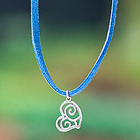 Halskette mit Anhänger aus Wildleder und Sterlingsilber, „Sky Heart“ – Herzförmige Halskette mit Anhänger aus blauem Wildleder und Sterlingsilber