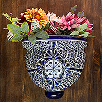 Jardinera de pared de cerámica - Jardinera de pared de cerámica hecha a mano en tonos clásico índigo