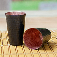 Tazas de tequila de cobre reciclado, 'Drinking Pleasure' (par) - Par de tazas de tequila de cobre reciclado oxidado martillado negro