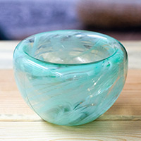 Mundgeblasene Dessertschale aus Glas, „Flavors in Mint“ – Handgeblasene, gemusterte Dessertschale aus recyceltem Mintglas