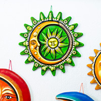 Keramik-Wandkunst, „Galactic Meeting in Green“ – handbemalte Eclipse-Keramik-Wandkunst in Grün und Gelb