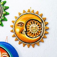 Keramik-Wandkunst, „Joyous Eclipse“ – handbemalte gelbe Keramik-Wandkunst mit Sonnen- und Mondmotiv