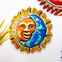 Keramik-Wandkunst, „Embrace in Space“ – handgefertigte Keramik-Wandkunst in Orange und Blau mit Sonne und Mond