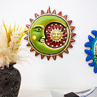 Keramik-Wandkunst, „Tropische Sonnenfinsternis“ – bemalte grüne und rote Keramik-Wandkunst mit Sonnen- und Mondmotiv