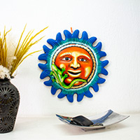 Keramik-Wandkunst, „Resilient Sun“ – Orange und blaue Keramik-Wandkunst mit Leguan- und Sonnenmotiv