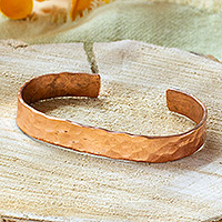 Kupfer-Manschettenarmband, „Memories of Delight“ – klassisches Manschettenarmband aus gehämmertem Kupfer, hergestellt in Mexiko