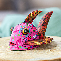 Figura alebrije de madera - Figura de alebrije de madera de pez rosa intenso pintada a mano mexicana