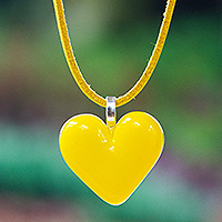Collar colgante de vidrio artístico, 'My Goldenrod Love' - Collar colgante en forma de corazón de vidrio artístico en amarillo vara de oro