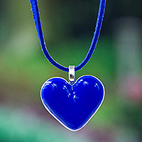 Halskette mit Anhänger aus Kunstglas, „My Lapis Love“ – Halskette mit herzförmigem Anhänger aus Kunstglas in Lapisblau