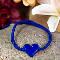 Kunstglas-Anhängerarmband, „My Lapis Love“ – Herzförmiges Kunstglas-Anhängerarmband in Lapisblau