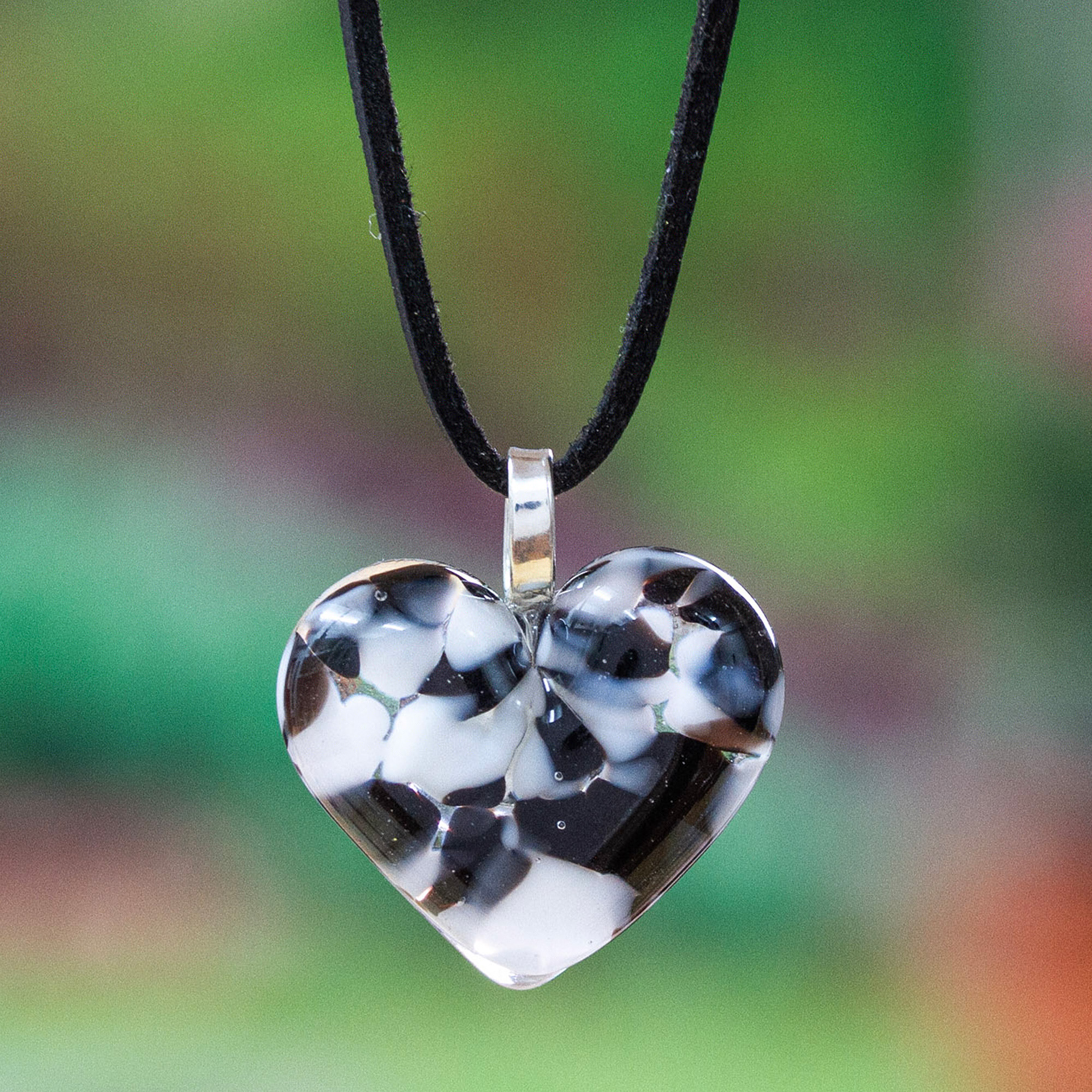 Collar con colgante de vidrio artístico - Collar con colgante en forma de corazón de Art Glass en blanco y negro
