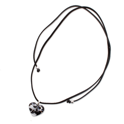 Halskette mit Anhänger aus Kunstglas - Halskette mit herzförmigem Anhänger aus Kunstglas in Schwarz und Weiß