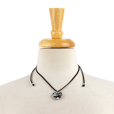Halskette mit Anhänger aus Kunstglas - Halskette mit herzförmigem Anhänger aus Kunstglas in Schwarz und Weiß