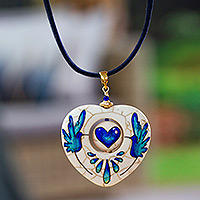 Collar colgante de howlita con detalles en oro, 'Majestic Affair' - Collar con colgante de howlita azul en forma de corazón con detalles en oro