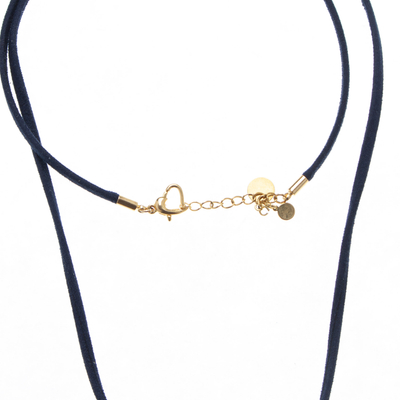 Halskette mit Howlith-Anhängern und Goldakzenten - Herzförmige Halskette mit blauem Howlith-Anhänger und Goldakzenten