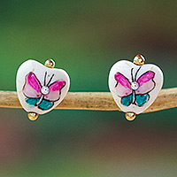 Aretes de howlita con detalles dorados - aretes de howlita en forma de corazón de mariposa rosa con detalles dorados
