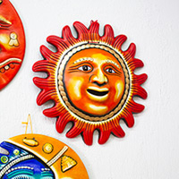Keramik-Wandkunst, „This Magnificent Sun“ – handbemalte sonnenförmige Keramik-Wandkunst in Rot und Orange
