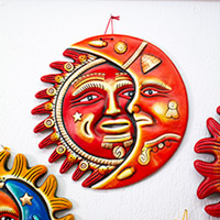 Keramik-Wandkunst, „Flaming Reunion“ – Keramik-Wandkunst mit Sonnen- und Mondmotiv in Rot und Orange