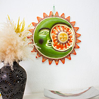 Keramik-Wandkunst „Radiant Eclipse“ – grüne und orangefarbene Keramik-Wandkunst mit Sonnen- und Mondmotiv